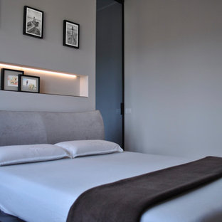 Ispirazione per una grande cabina armadio unisex moderna con nessun'anta, ante in legno chiaro, parquet scuro e pavimento marrone