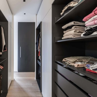 Idee per una cabina armadio per donna minimal di medie dimensioni con nessun'anta, parquet chiaro e pavimento giallo