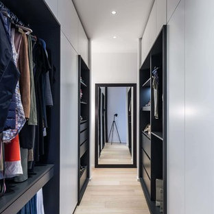 Mittelgroßer Moderner Begehbarer Kleiderschrank mit offenen Schränken, hellem Holzboden und gelbem Boden in Sonstige