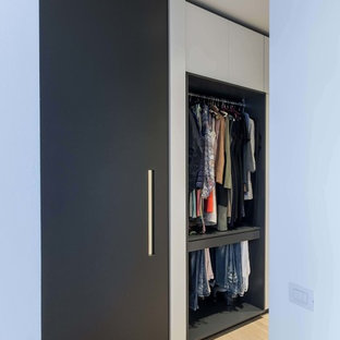 Ispirazione per una cabina armadio per donna design di medie dimensioni con nessun'anta, parquet chiaro e pavimento giallo