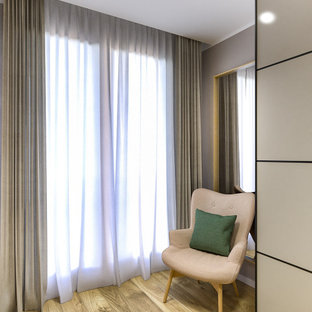 Foto de armario vestidor unisex, nórdico, de tamaño medio, con armarios con paneles lisos, puertas de armario beige y suelo de madera clara