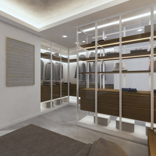 Foto de armario vestidor unisex, contemporáneo, de tamaño medio, con armarios tipo vitrina y puertas de armario de madera clara