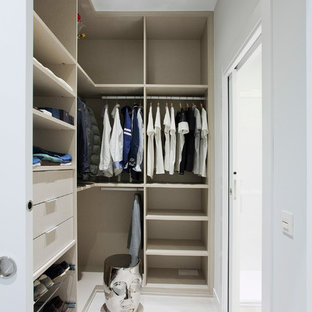 Inspiration för ett mellanstort funkis walk-in-closet för könsneutrala, med öppna hyllor och beige skåp