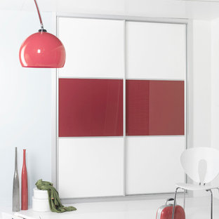 Ispirazione per un piccolo armadio o armadio a muro unisex design con ante lisce e ante rosse
