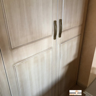 Foto de armario y vestidor unisex, actual, de tamaño medio, con armarios con rebordes decorativos, puertas de armario de madera oscura, suelo de baldosas de cerámica y suelo beige