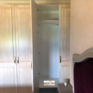 Imagen de armario y vestidor unisex, contemporáneo, de tamaño medio, con armarios con rebordes decorativos, puertas de armario de madera oscura, suelo de baldosas de cerámica y suelo beige