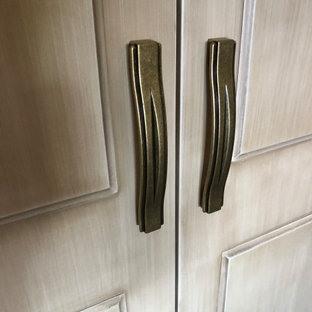 Ejemplo de armario y vestidor unisex, contemporáneo, de tamaño medio, con armarios con rebordes decorativos, puertas de armario de madera oscura, suelo de baldosas de cerámica y suelo beige
