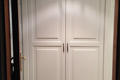 Ejemplo de armario unisex tradicional renovado pequeño con armarios con paneles con relieve y puertas de armario blancas