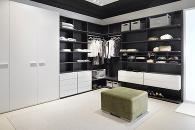 Foto de vestidor unisex actual grande con armarios con paneles lisos y puertas de armario blancas