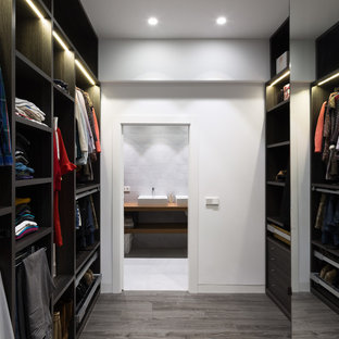 Exempel på ett mellanstort modernt walk-in-closet för könsneutrala, med öppna hyllor och svarta skåp