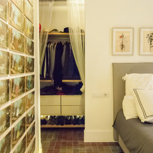 Immagine di una cabina armadio unisex boho chic di medie dimensioni con nessun'anta