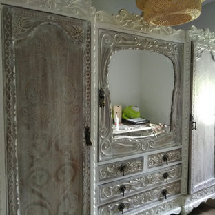 Foto de armario vestidor de mujer, campestre, extra grande, con armarios con rebordes decorativos y puertas de armario blancas