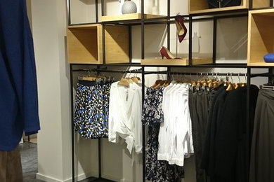 Ejemplo de armario vestidor unisex clásico renovado de tamaño medio con armarios abiertos
