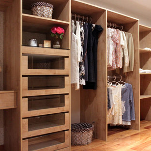 Foto di un grande spazio per vestirsi per donna shabby-chic style con ante in legno chiaro e pavimento in legno massello medio