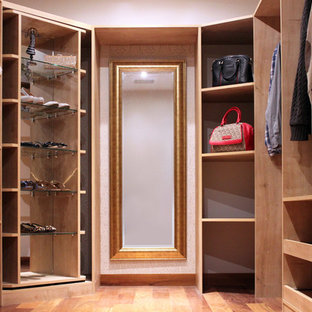 Idee per un grande spazio per vestirsi per donna shabby-chic style con ante in legno chiaro e pavimento in legno massello medio