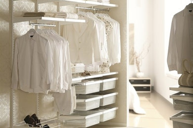 Ejemplo de vestidor de mujer tradicional renovado de tamaño medio con armarios abiertos y puertas de armario blancas
