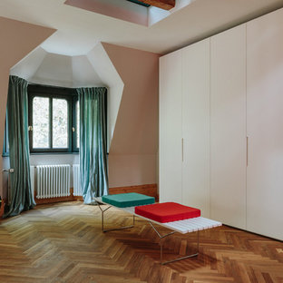 Foto de vestidor unisex, nórdico, grande, con armarios con paneles lisos, puertas de armario blancas, suelo de madera en tonos medios y suelo marrón