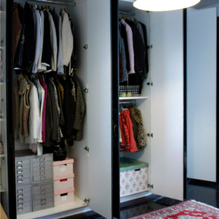 Idee per un piccolo armadio o armadio a muro unisex industriale con ante lisce e ante bianche