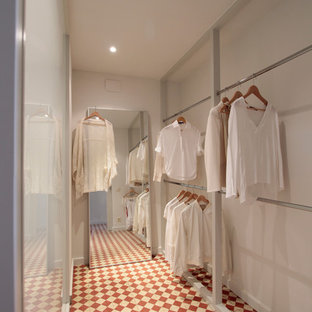 Idee per una grande cabina armadio unisex scandinava con nessun'anta, pavimento con piastrelle in ceramica e pavimento multicolore
