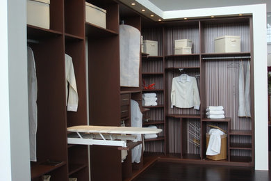 Modelo de armario vestidor unisex clásico renovado de tamaño medio con armarios abiertos y puertas de armario de madera en tonos medios