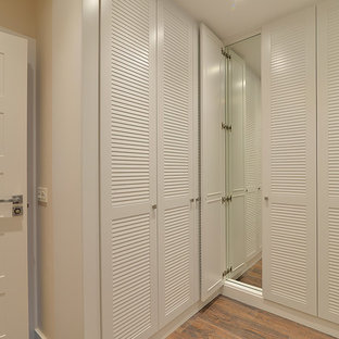 Modelo de armario vestidor clásico renovado con armarios con puertas mallorquinas y puertas de armario blancas