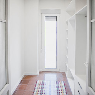 Idee per piccoli armadi e cabine armadio mediterranei con pavimento con piastrelle in ceramica