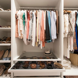 Foto de armario y vestidor unisex, escandinavo, de tamaño medio, con armarios con paneles lisos y puertas de armario blancas