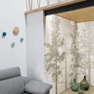 Foto di un armadio incassato unisex nordico di medie dimensioni con ante con riquadro incassato, ante verdi, pavimento in gres porcellanato e pavimento beige