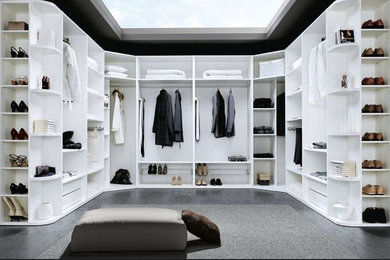 Ejemplo de armario vestidor unisex contemporáneo grande con armarios abiertos y puertas de armario blancas