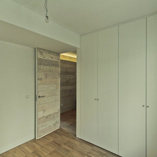 Immagine di armadi e cabine armadio scandinavi di medie dimensioni con parquet chiaro