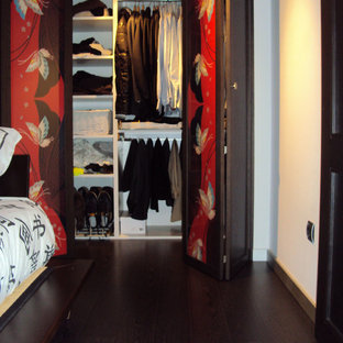 Diseño de armario vestidor unisex, tropical, pequeño, con suelo de madera oscura