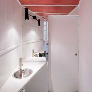 Diseño de aseo actual, pequeño, con encimera de madera, encimeras blancas, paredes blancas, suelo de madera pintada, lavabo suspendido y suelo blanco