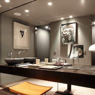 Idée de décoration pour un WC et toilettes vintage de taille moyenne avec un mur gris et une vasque.