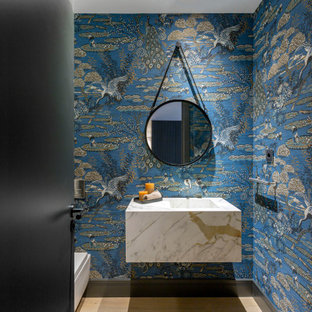Foto de aseo flotante y papel pintado, contemporáneo, papel pintado, con paredes azules, suelo de madera en tonos medios, suelo marrón, encimeras blancas y papel pintado