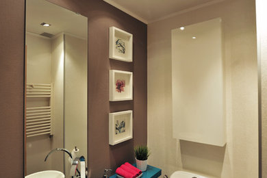 Ejemplo de aseo clásico renovado pequeño con sanitario de dos piezas, lavabo sobreencimera y paredes multicolor