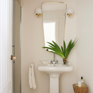 Imagen de aseo mediterráneo, de tamaño medio, con paredes blancas, suelo de azulejos de cemento, lavabo con pedestal y suelo verde
