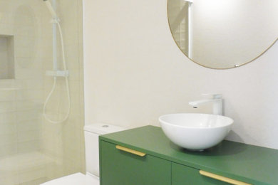 Diseño de aseo minimalista de tamaño medio con baldosas y/o azulejos beige, paredes beige, suelo de baldosas de porcelana, lavabo sobreencimera, suelo beige y encimeras verdes