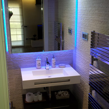 Es un mini baño y aseo moderno iluminado con leds.