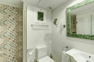 Imagen de aseo mediterráneo pequeño con sanitario de dos piezas y lavabo suspendido