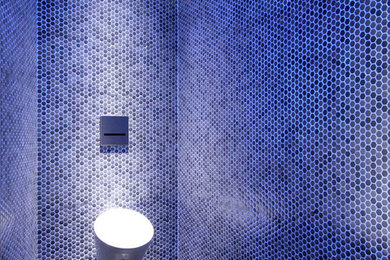 Idee per un bagno di servizio design di medie dimensioni con orinatoio, pareti blu e lavabo sospeso