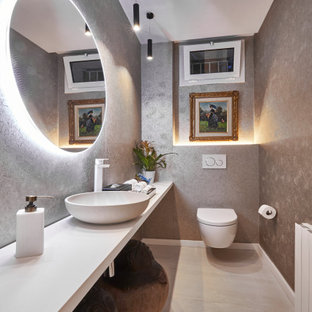 Imagen de aseo contemporáneo, pequeño, con armarios abiertos, puertas de armario blancas, suelo de baldosas de porcelana, lavabo sobreencimera, encimera de laminado y encimeras blancas
