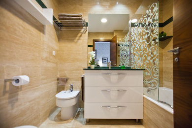 バレンシアにあるお手頃価格の小さなトランジショナルスタイルのおしゃれなトイレ・洗面所 (フラットパネル扉のキャビネット、白いキャビネット、アンダーカウンター洗面器、ビデ) の写真