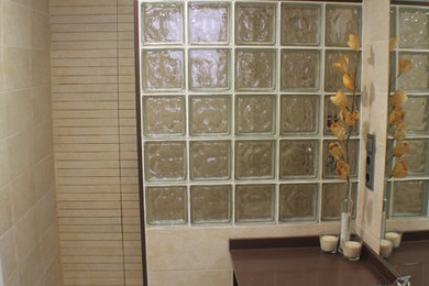 Diseño de aseo contemporáneo pequeño con paredes beige y lavabo bajoencimera