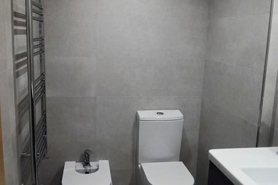 Foto de aseo clásico renovado de tamaño medio con sanitario de dos piezas, paredes grises y lavabo integrado