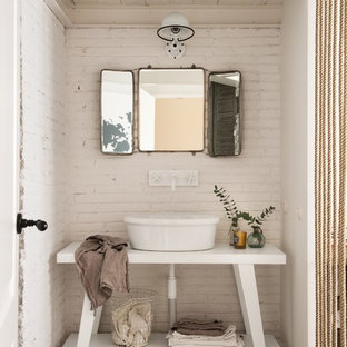 Idéer för små shabby chic-inspirerade toaletter, med öppna hyllor, vita skåp, ett fristående handfat, vita väggar, betonggolv och grått golv