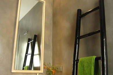 Kleine Klassische Gästetoilette mit grauer Wandfarbe und Aufsatzwaschbecken in Madrid