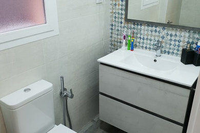 マドリードにあるモダンスタイルのおしゃれなトイレ・洗面所 (セラミックタイル) の写真