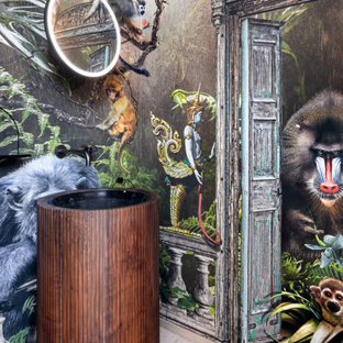 Idee per un bagno di servizio tropicale di medie dimensioni con ante in legno scuro, pareti multicolore, pavimento in gres porcellanato, lavabo da incasso, top in legno, pavimento beige, top marrone, mobile bagno freestanding e carta da parati