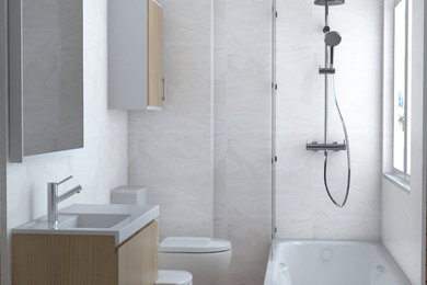 Foto de cuarto de baño moderno pequeño con sanitario de dos piezas, suelo de madera en tonos medios y lavabo integrado