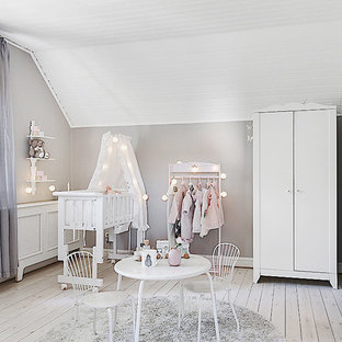 Inspiration för skandinaviska babyrum, med grå väggar och målat trägolv
